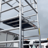 GIF montrant les barres de support de matériel – Mini échafaudage Mini-Tower pour accrocher outils et matériaux