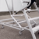 Aluminium-Arbeitsbühne mit einziehbaren Rollen Arbeitshöhe 5 m