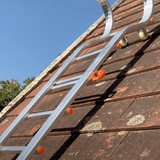 Dachleiter aus Aluminium mit Haken am First eingehängt