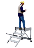 Échelle escabeau 2 marches sans rampe largeur 80 cm avec un homme sur fond blanc