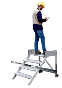 Échelle escabeau 4 marches sans rampe largeur 60 cm avec un homme dessus sur fond blanc