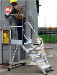 Escabeau plateforme 4 marches avec rampe largeur 60 cm avec un homme en extérieur